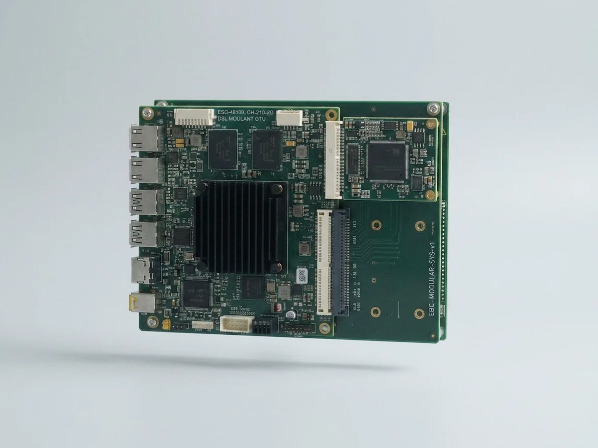 Embedded board with a plugged-in COM module, heatsink and four Ethernet ports