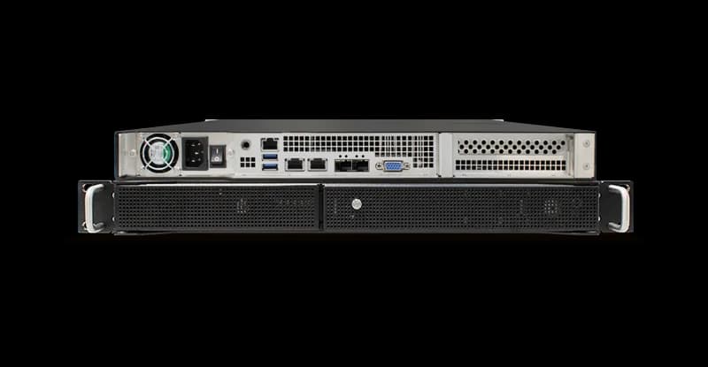 Server extreme rugged 1U XRS-1U-S9-SOLO visto da dietro, con alimentatore, porte 10GbE RJ45 e SFP+ e sportelli frontali forati