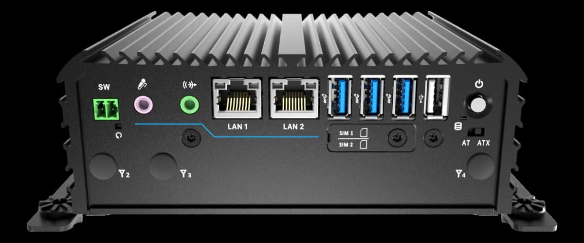 Frontale del mini PC fanless Premio RCO-1000-ASL-10 con dissipatore alettato, due porte LAN, quattro USB, slot SIM e selettore AT/ATX