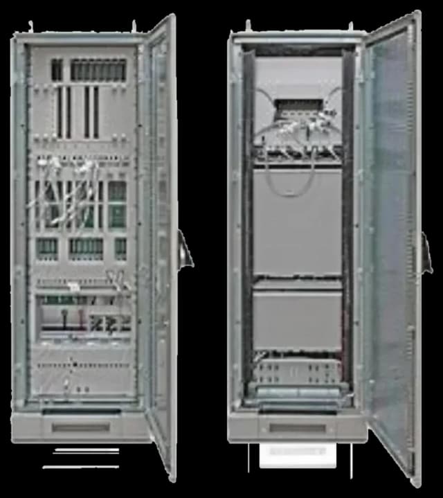Armadio integrato da 37 unità rack per applicazioni ferroviarie, cablaggi a vista