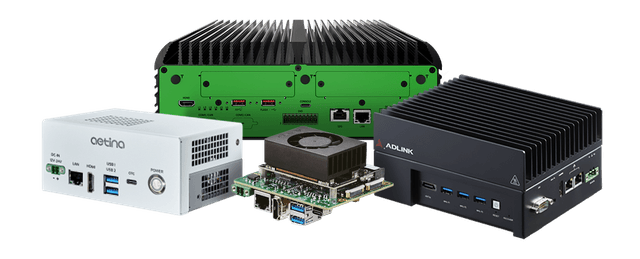 Quattro piattaforme edge AI compatte: tre in cassa fanless con dissipatore alettato e una a scheda con modulo di calcolo