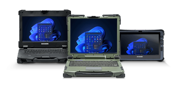 Due notebook rugged con maniglia, uno nero e uno verde militare, e un tablet rugged