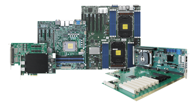 Motherboard industriali di formati diversi, due schede di espansione PCIe e una scheda con backplane e dissipatore attivo