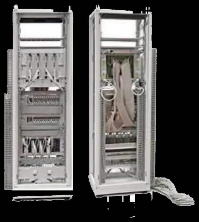 Armadio industriale integrato da 42 unità rack, apparati a vista