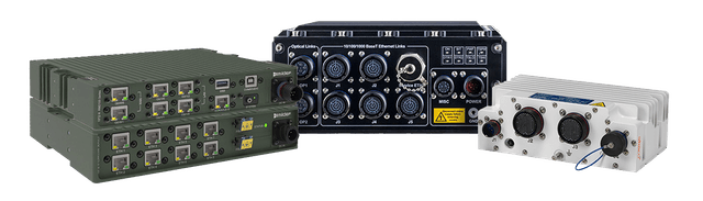 Tre apparati di rete rugged a tenuta con connettori circolari: due verde militare impilati, uno nero e uno bianco