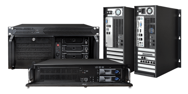 Server e PC industriali: telai da rack con cassetti per dischi estraibili e due tower visti da dietro