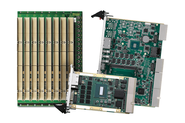 Un backplane CompactPCI a otto slot e due schede CPU con maniglie di estrazione