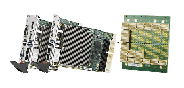 Tre schede CompactPCI Serial con maniglie di estrazione, una con dissipatore, e un backplane visto dal lato connettori