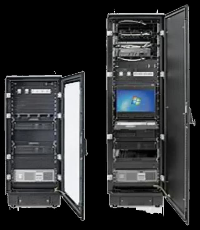 Coppia di armadi industriali integrati da 27 e 42 unità rack