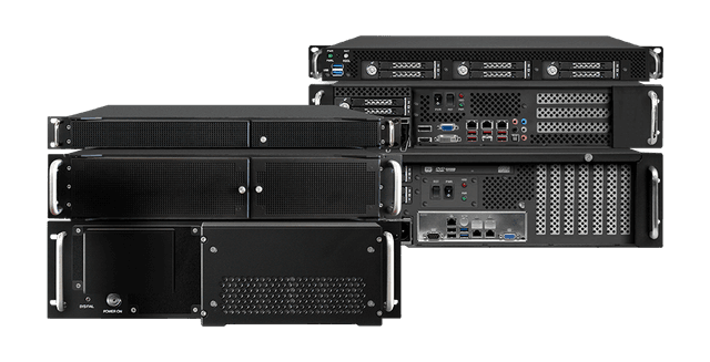 Quattro server e workstation rugged da rack con maniglie, di altezze diverse